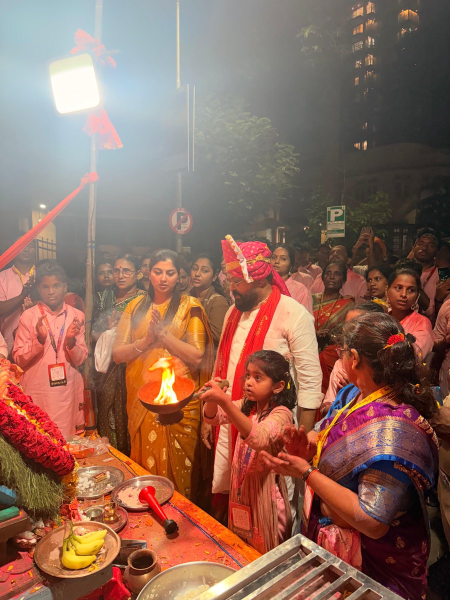 SamriddhiKate's tweet photo. बारा दिवस आपल्या लाडक्या बाप्पाच्या सहवासात भक्ती, आनंद आणि उत्साहाचे क्षण अनुभवताना हे दिवस कसे गेले हे कळलंच नाही. सकाळ-संध्याकाळची आरती, भजन, प्रसाद, नातेवाईक आणि मित्रमंडळींची लगबग, आनंदाचं आणि सकारात्मकतेच्या वातावरणात बघता बघता निरोपाचा दिवस आला.
#samridhhikate #nirop https://t.co/BFzCQcN9th