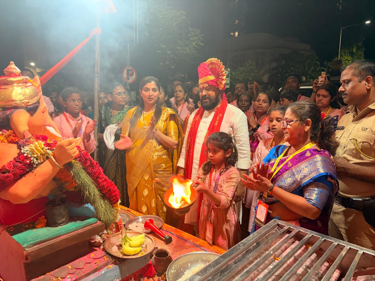 SamriddhiKate's tweet photo. बारा दिवस आपल्या लाडक्या बाप्पाच्या सहवासात भक्ती, आनंद आणि उत्साहाचे क्षण अनुभवताना हे दिवस कसे गेले हे कळलंच नाही. सकाळ-संध्याकाळची आरती, भजन, प्रसाद, नातेवाईक आणि मित्रमंडळींची लगबग, आनंदाचं आणि सकारात्मकतेच्या वातावरणात बघता बघता निरोपाचा दिवस आला.
#samridhhikate #nirop https://t.co/BFzCQcN9th