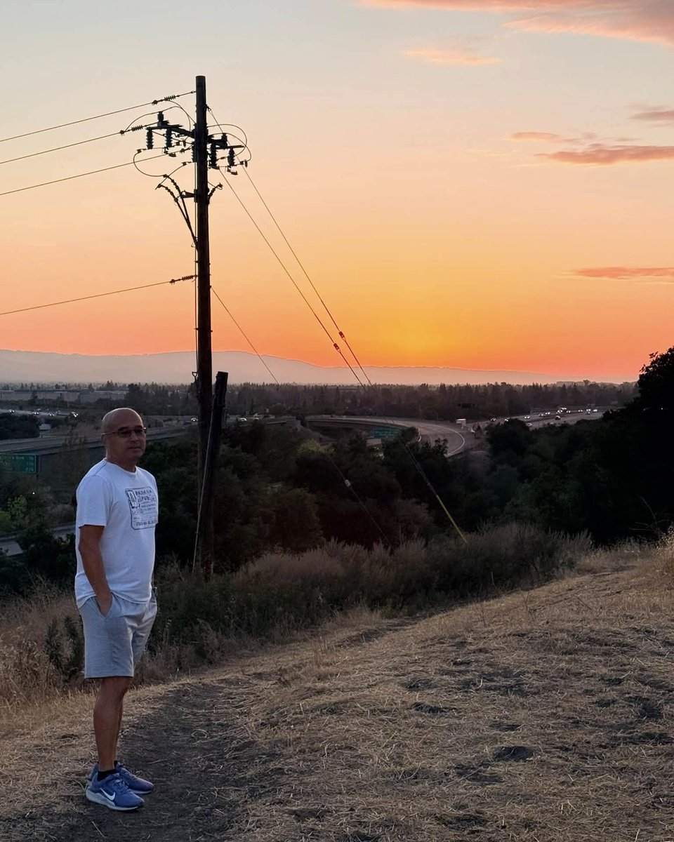 JeneKappelyv's tweet photo. Chasing golden hour, we raced up the hill after spotting the sun on the horizon and arrived just before it dipped below, leaving behind a glowing sky and sparkling clouds. Truly magical! https://t.co/WOVLOL8Oai