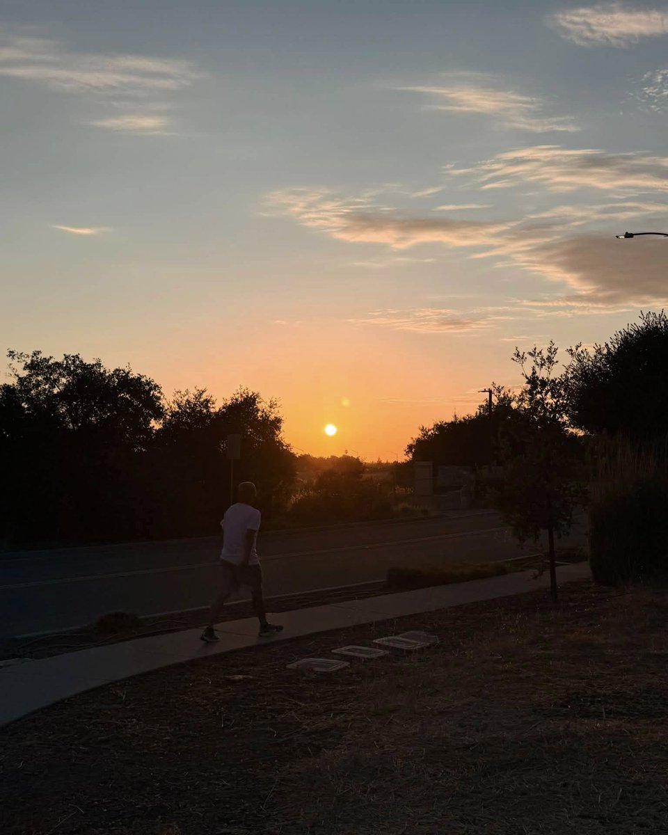 JeneKappelyv's tweet photo. Chasing golden hour, we raced up the hill after spotting the sun on the horizon and arrived just before it dipped below, leaving behind a glowing sky and sparkling clouds. Truly magical! https://t.co/WOVLOL8Oai