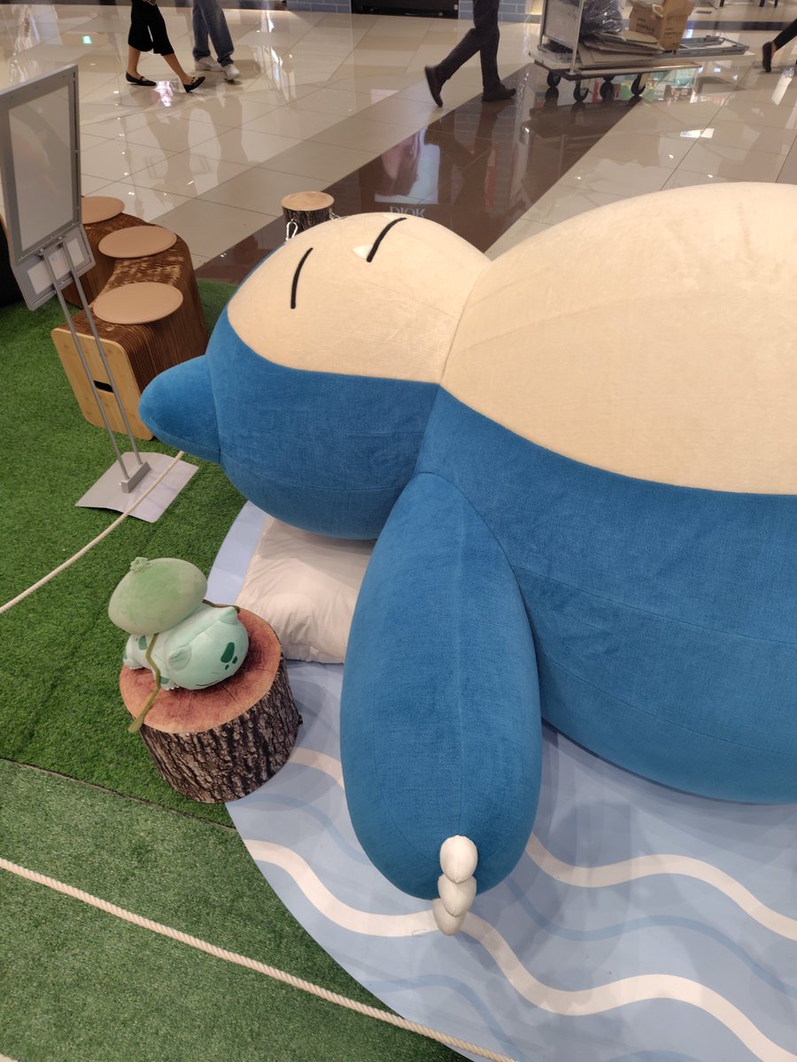 akanetora's tweet photo. イオンにいったらカビゴンが寝てた。さわって起こさないでねという注意書きがいいよね、でかかわいい。ステッカーももらえて嬉しい https://t.co/z8A6e99FXP