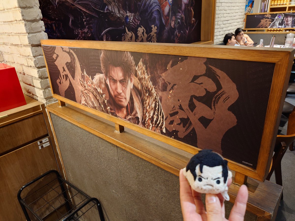 sgbsr2005's tweet photo. 再次來吃鬼武者的一風堂概念店，這次先去卡普空抓一隻武藏一起去！
然後外面的武藏直接連右手都沒了www籠手也救不了啦🤣
店員小姐還記得我上禮拜也有一個人來坐吧台吃~
這次拉我妹湊筷子！
#鬼武者 #武藏  #鬼武者WS https://t.co/Ts5pSEQHkz