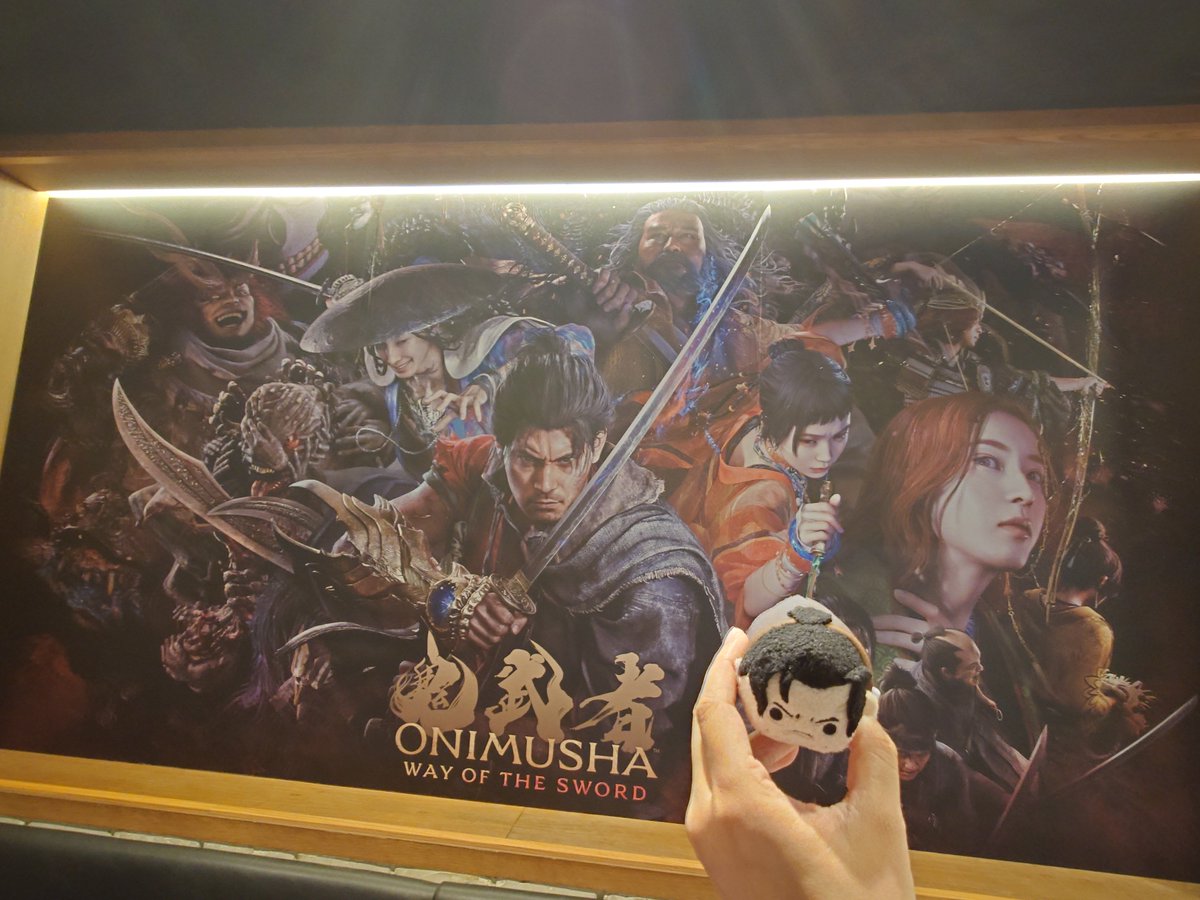 sgbsr2005's tweet photo. 再次來吃鬼武者的一風堂概念店，這次先去卡普空抓一隻武藏一起去！
然後外面的武藏直接連右手都沒了www籠手也救不了啦🤣
店員小姐還記得我上禮拜也有一個人來坐吧台吃~
這次拉我妹湊筷子！
#鬼武者 #武藏  #鬼武者WS https://t.co/Ts5pSEQHkz