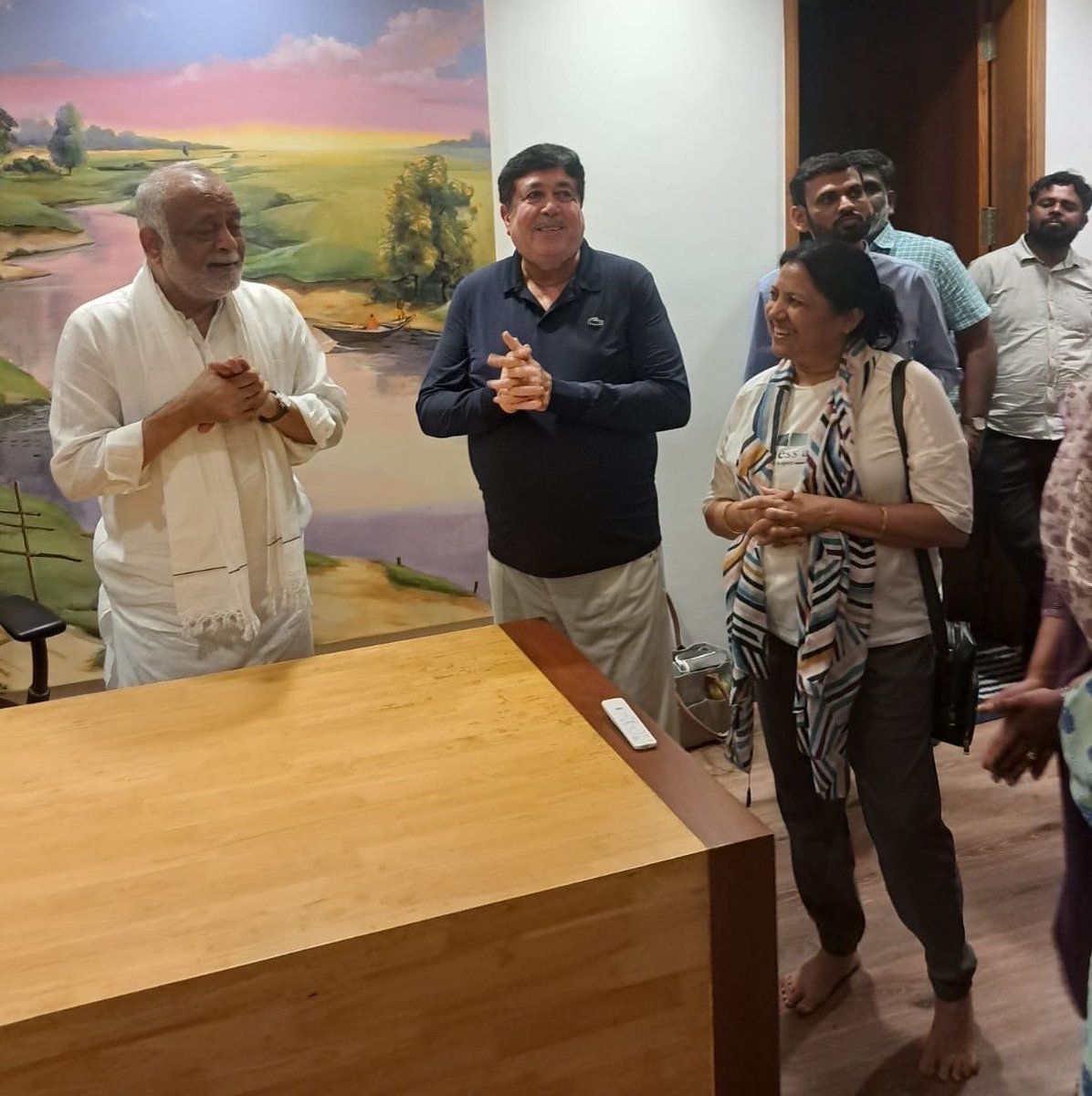 Dileep_Sanghani's tweet photo. कान्हा शांति वनम स्थित ‘वेलनेस बाय हार्टफुलनेस’ के स्वास्थ्य शिविर में संध्या ध्यान के पश्चात पूज्य दाजी से आत्मीय भेंट कर उनका आशीर्वाद प्राप्त किया।

पूज्य दाजी के सान्निध्य एवं मार्गदर्शन में किए गए ध्यान से मन को शांति और नई ऊर्जा मिली। 

#Daaji #Heartfulness #ध्यान #आंतरिकशांति