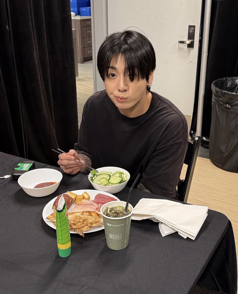 blackkswan7's tweet photo. I NEED
I NEED 
WHAT YOU NEED TWIN ? 
I NEED
WHAT YOU NEED ?? 
I NEED 
I NEED JEON JUNGOOK !! https://t.co/oEOjQzwjTy