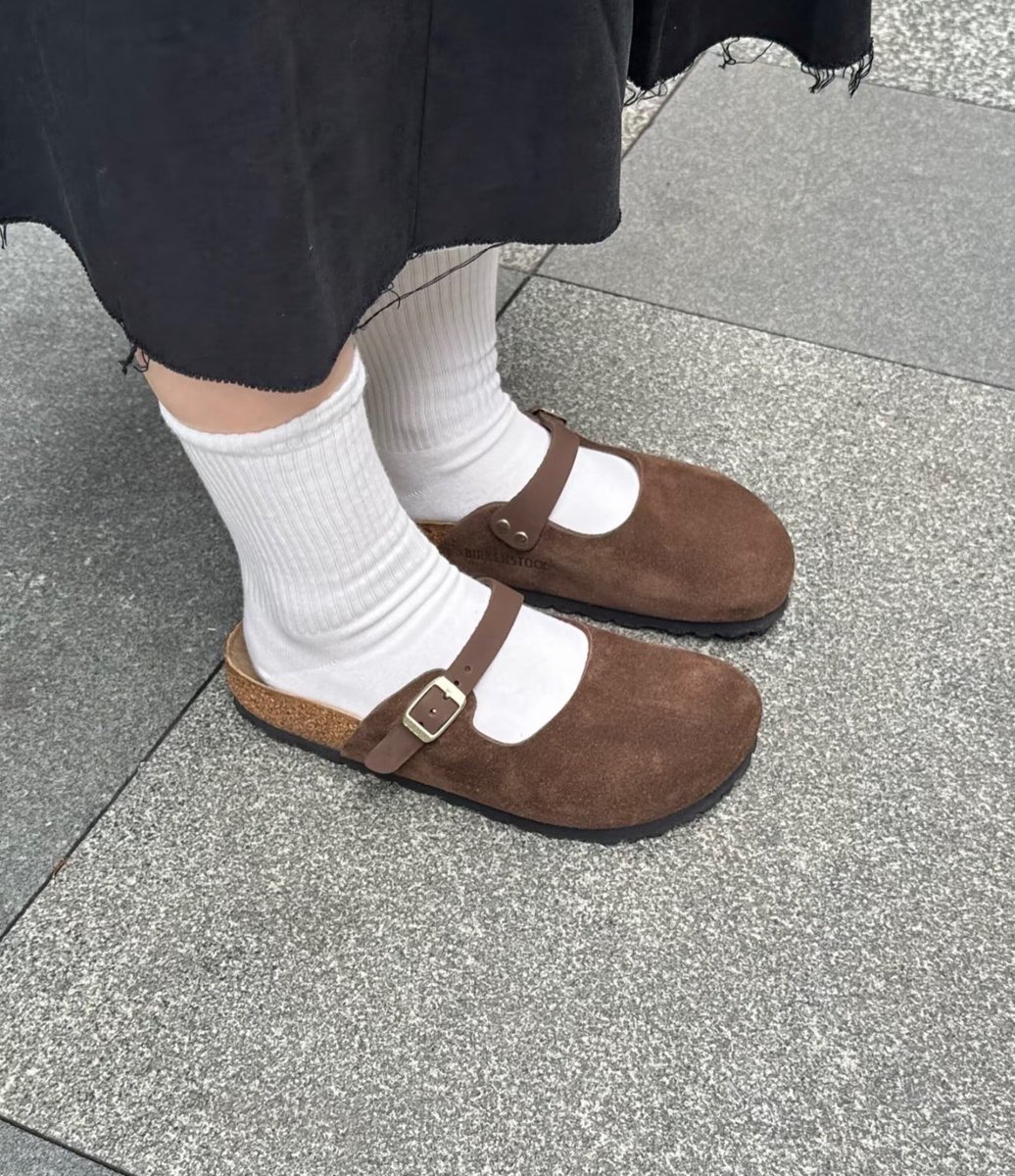 MAKOTOJAPANNN's tweet photo. 𝑷𝒓𝒆-𝑶𝒓𝒅𝒆𝒓 ➖BIRKENSTOCK ‘MARIA’ 🤎

ดีไซน์เรียบง่าย มินิมอล เหมาะกับเป็น Everyday look ได้เลยค่า ใส่แล้วเท้าเพรียว ทรงสวยน่ารักสุดๆ เห็นแล้วใจละลายยย 🧸✨ https://t.co/xe8z5qUUOQ
