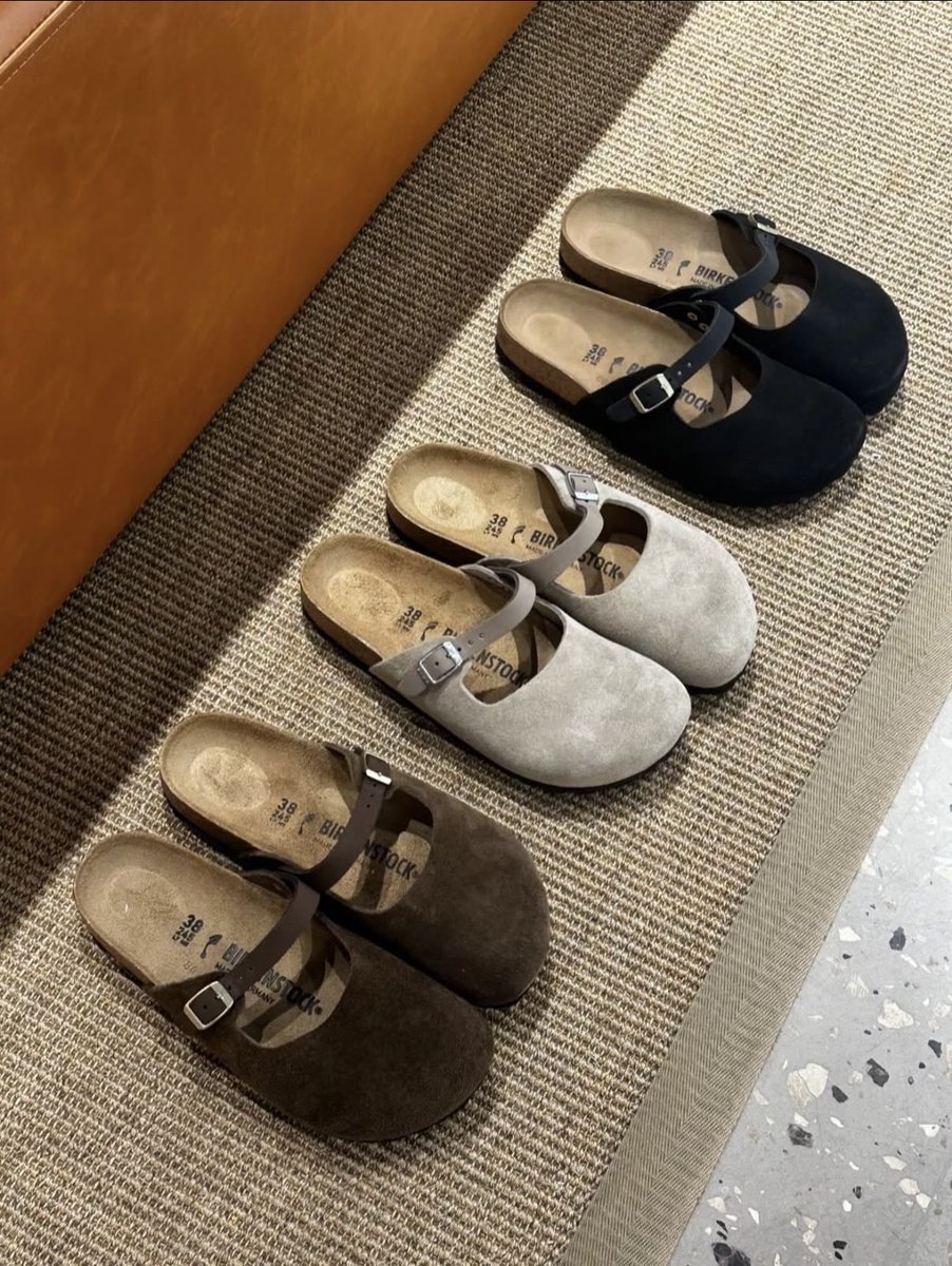 MAKOTOJAPANNN's tweet photo. 𝑷𝒓𝒆-𝑶𝒓𝒅𝒆𝒓 ➖BIRKENSTOCK ‘MARIA’ 🤎

ดีไซน์เรียบง่าย มินิมอล เหมาะกับเป็น Everyday look ได้เลยค่า ใส่แล้วเท้าเพรียว ทรงสวยน่ารักสุดๆ เห็นแล้วใจละลายยย 🧸✨ https://t.co/xe8z5qUUOQ