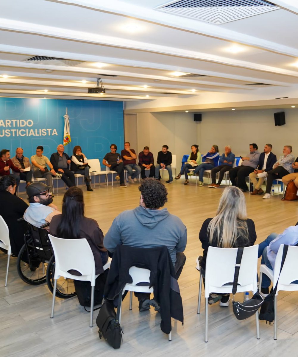 UPSA_Oficial's tweet photo. #turismosindicalysocial 
En la sede del @p_justicialista se reunieron distintos referentes del quehacer turístico. 
Se trazaron lineamientos básicos para un proyecto integral para el sector, desde un punto de vista social, comunitario y con la participación activa de PyMes y Organizaciones Sindicales, con vistas a un futuro gobierno Nacional y Popular para 2027.
@merzipablo, en su carácter de Secretario de Turismo de UPSA, tuvo una destacada participación en el encuentro. 
#UPSA Turismo 
#UPSAsiemprejuntos