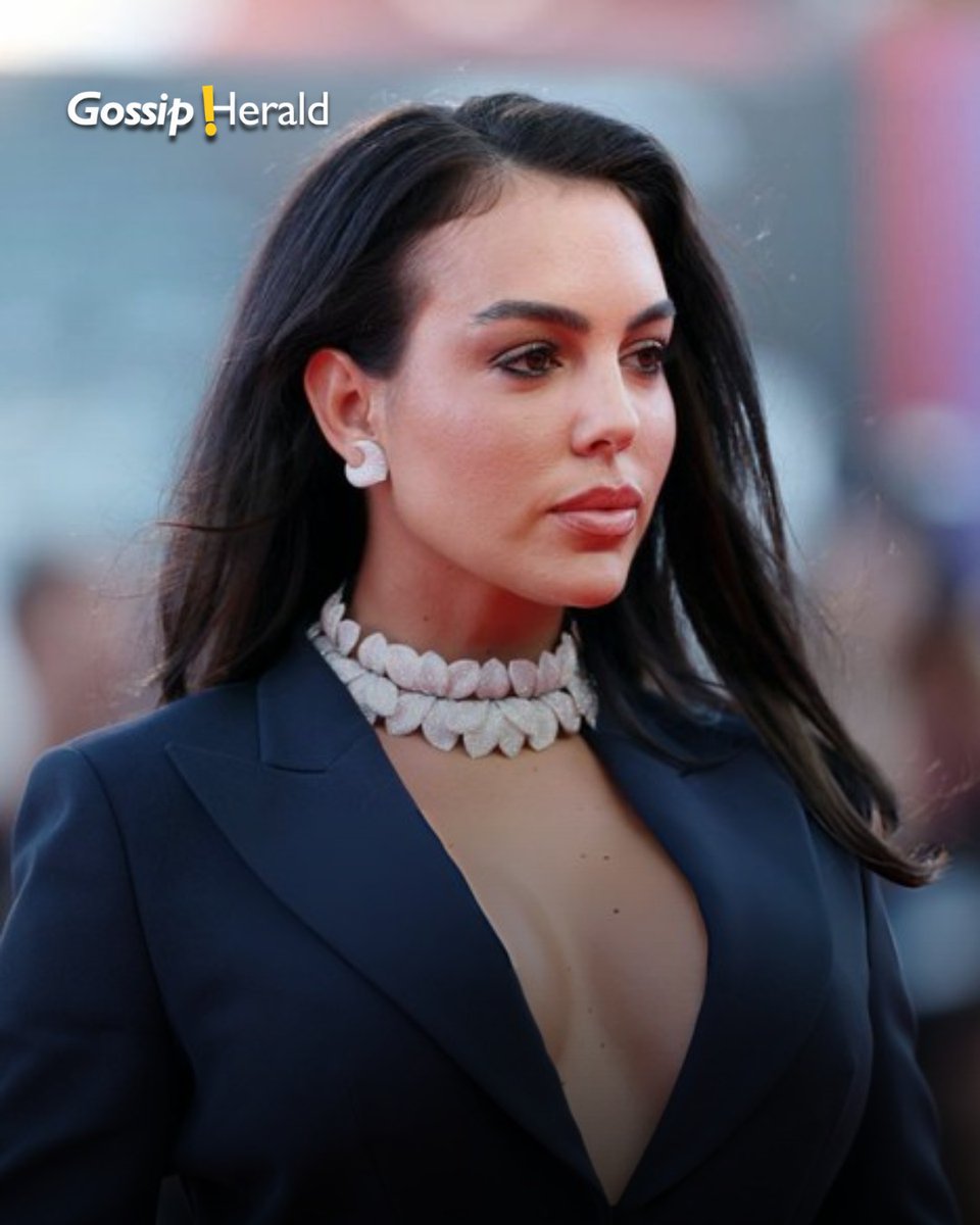 christophe7r's tweet photo. صورة من Gossip Herald بتاريخ 04 سبتمبر 2026. قد تكون لشخص أو أكثر، مع مكياج وتسريحة شعر وقلادة ضيقة ونص يقول: «Gossip Gossip! erald Herald». https://t.co/1JQ2RmwoGH