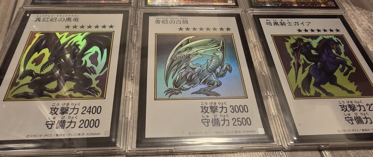 sionwahuuu's tweet photo. これ見て興奮した人、
たぶんもう若くありません。

青眼の白龍
真紅眼の黒竜
暗黒騎士ガイア。

子どもの頃は
カード1枚買うのにも悩んでたのに、

大人になると
「全部欲しい」が実行できてしまう。

遊戯王、
大人になってからの方が危険です。

最新段おめでとう遊戯王

#遊戯王 https://t.co/3zHb1Wtoxu