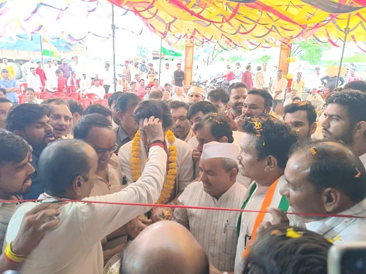JVSinghINC's tweet photo. आज विदिशा जिले के लटेरी में ब्लॉक कांग्रेस कमेटी कार्यालय का विधिवत फीता काटकर उद्घाटन किया।
इस अवसर पर सेवादल मध्यप्रदेश अध्यक्ष श्री अवनीश भार्गव जी, जिला कांग्रेस कमेटी अध्यक्ष श्री मोहित रघुवंशी जी, लटेरी ब्लॉक कांग्रेस कमेटी अध्यक्ष श्री सुनील जैन जी सहित बड़ी संख्या में कांग्रेसजन एवं आम नागरिकों की गरिमामयी उपस्थिति रही।
मुझे पूर्ण विश्वास है कि यह नवीन कार्यालय कांग्रेस की संगठनात्मक गतिविधियों को गति देने, कांग्रेस की विचारधारा को जन-जन तक पहुंचाने तथा आम नागरिकों की समस्याओं के समाधान में एक सशक्त सहायता केंद्र के रूप में कार्य करेगा।
जय कांग्रेस, जय संविधान।
@INCIndia @INCMP @OfficeOfDVS @jitupatwari @UmangSinghar @Barmer_Harish