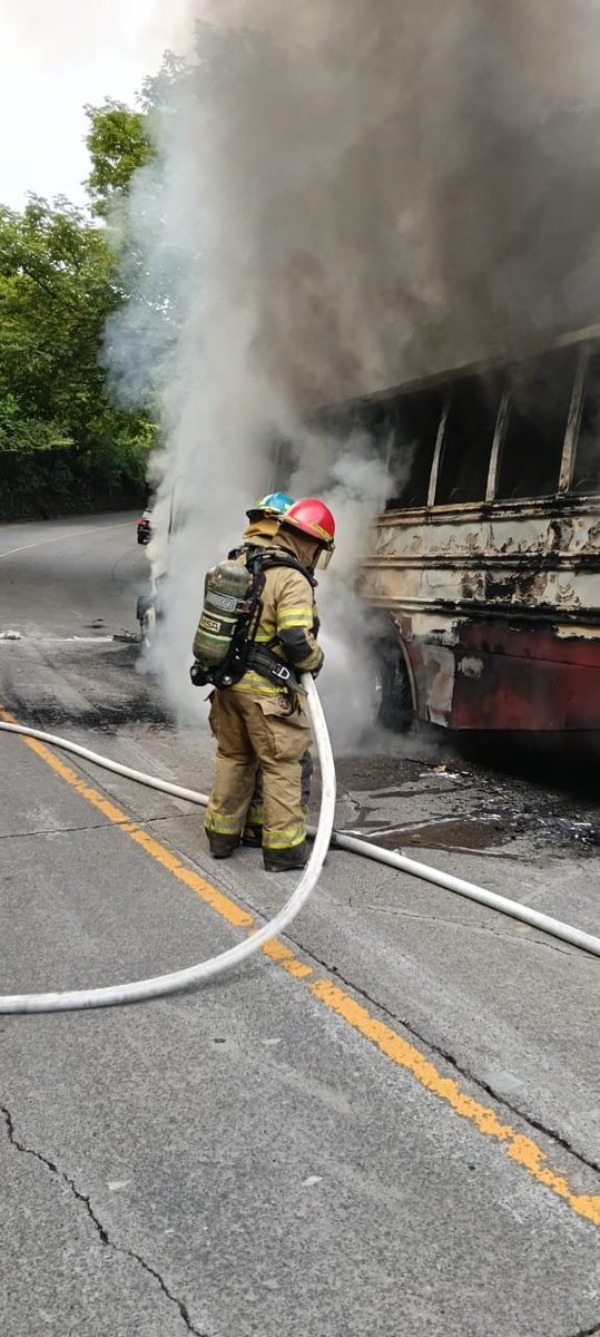 BomberosSV's tweet photo. 🚨 Atendimos incendio de un autobús del transporte público en el📍cantón El Guásimo, distrito de El Carmen, La Unión Norte. 🧑‍🚒👉 ​Aplicamos labores de liquidación y enfriamiento de la estructura para eliminar puntos calientes y prevenir la reignición. No se reportan personas lesionadas.
📞9️⃣1️⃣3️⃣ 🚒💨