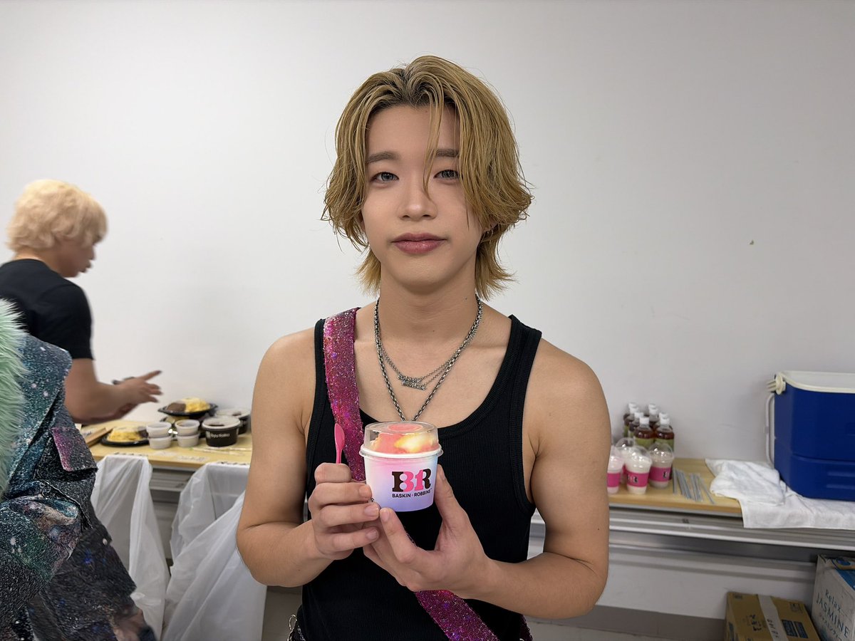 buddiis's tweet photo. 明日はリリースイベント@愛知 🚩

前回のリリイベオフショットを公開

📸アイスを持って写真を撮ろうとしたらSHOWに驚かされたSHOOT
そして満足して立ち去ったSHOW https://t.co/yGeZzWiZnj