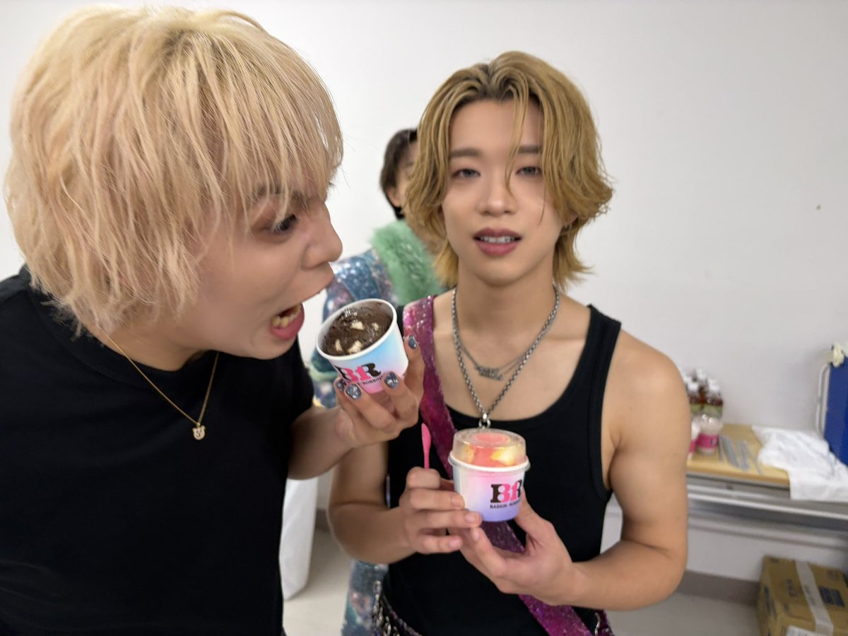 buddiis's tweet photo. 明日はリリースイベント@愛知 🚩

前回のリリイベオフショットを公開

📸アイスを持って写真を撮ろうとしたらSHOWに驚かされたSHOOT
そして満足して立ち去ったSHOW https://t.co/yGeZzWiZnj