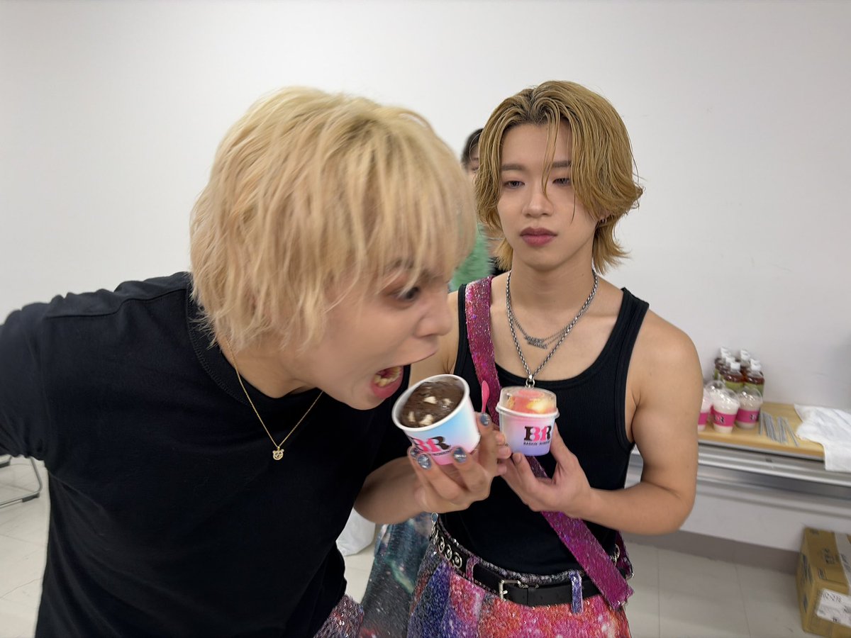buddiis's tweet photo. 明日はリリースイベント@愛知 🚩

前回のリリイベオフショットを公開

📸アイスを持って写真を撮ろうとしたらSHOWに驚かされたSHOOT
そして満足して立ち去ったSHOW https://t.co/yGeZzWiZnj