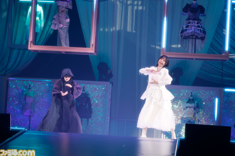 famitsu's tweet photo. 『シャニマス』ソロライブ“Master ShowPiece-”はファッションショーが舞台。アイドルたちが新ソロ曲をほぼノンストップで届けた怒涛の1日目をリポート
https://t.co/x76SJQbBl3

『どっちみちLOVE』（黒木さん）では縦型のショート動画風アングルでパフォーマンスを映し出すなど、光る演出も満載。 https://t.co/D9UJVbyAwH