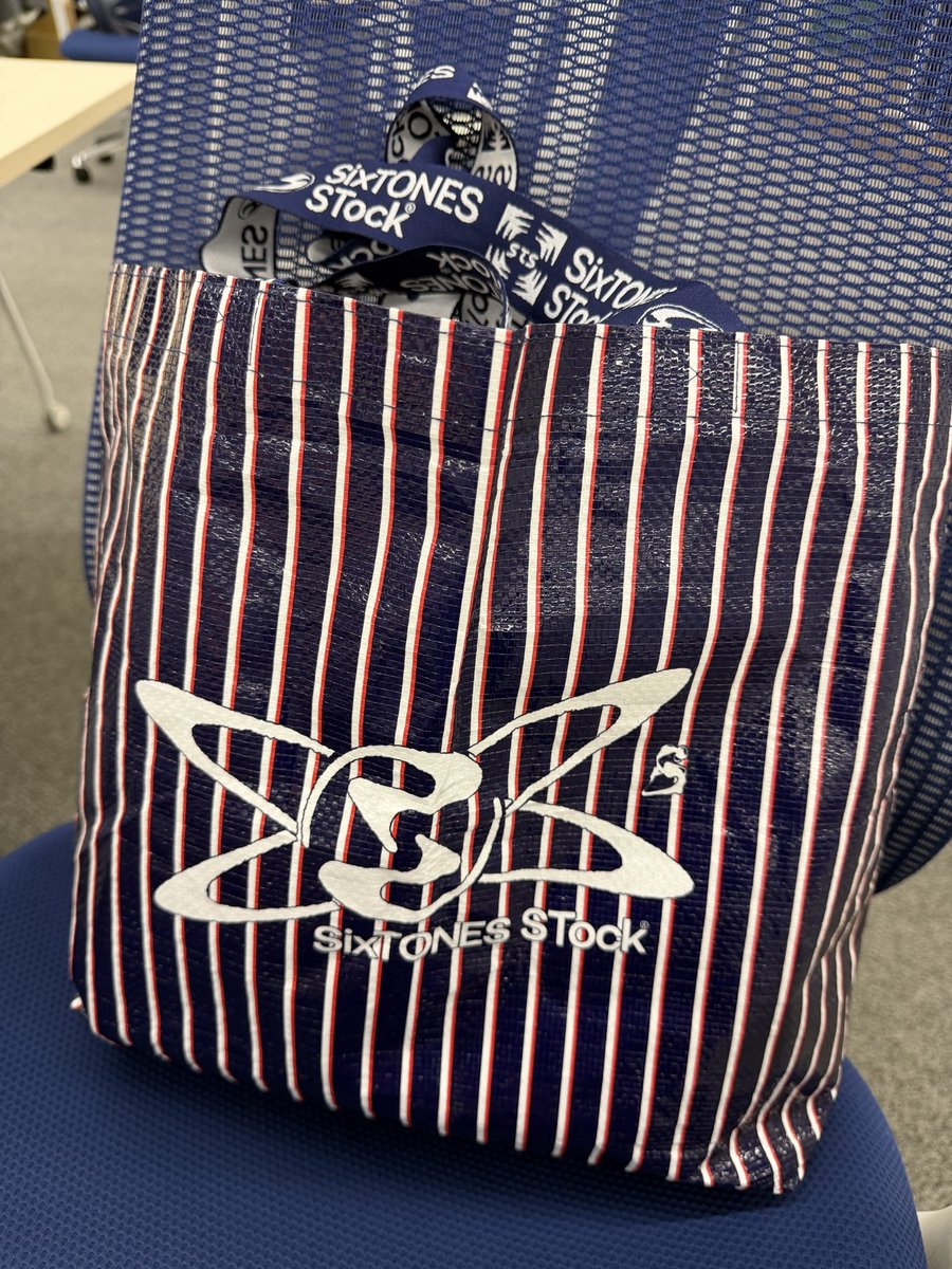 lfhayashi1982's tweet photo. SixTONES STockで買ったこのバッグ、仕事で帰れない時のお泊まり用の服を持ち歩くのにめちゃくちゃ役立ってます。
ということで？ #SixTONESANN まもなくです！ https://t.co/OSxAyvjTAA