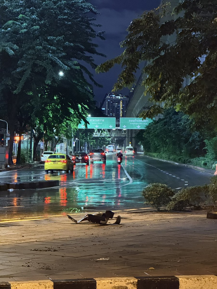 GoodySato's tweet photo. พหลฯ เส้น BTS หมอชิตน้ำลดลงแล้ว รถยังพอผ่านได้อยู่ครับ #จตุจักร #PPLEFLOOD69 #น้ำท่วมกรุงเทพ #พรรคประชาชน https://t.co/rXt4ozlmKE