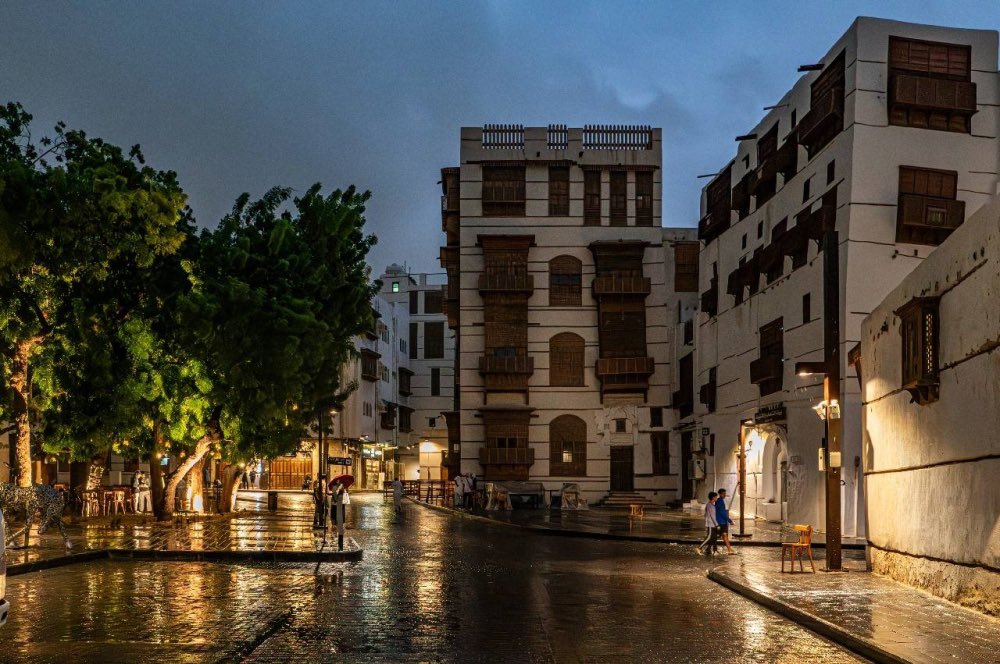 Columbuos's tweet photo. معلومة سريعة وبسيطة للإخوة الزوار والاشقاء عن جَدّه الحبيبة عروس البحار... 🇸🇦

هالايام تعيش #جده نسخة متميزة من بطولة خليجي الديار العربية 27 #خليجنا_واحد وحبيت اورد لكم بهذه المناسبة معلومات بسيطة عن هذه المدينة التاريخية 📍: 

سُميت " جَدة " لأنها أول ارض وطئت قدماء أمنا (حواء) عليها وهناك دفنت أم البشر أجمع في مقبرة حواء في جدة. 

لذلك اطلق الاحفاد والقدماء على هذه البقعة ( أرض الجدة ) لانها جدتهم وراج الاسم واستمر. 

كذلك في جَدّه أول وأقدم ميناء للمسلمين، عمره أكثر من ألف وأربع مئة ( 1422 عام )! 
بناه خليفة المسلمين عثمان بن عفان رضي الله عنه عام 26 للهجرة، لنقل الجيوش والبضائع والامدادات الى افريقيا لخوض الفتوحات انذاك، ويسمى اليوم ميناء جدة الاسلامي. 🇸🇦

لذلك يجب أن يكون نُطقها الحقيقي جَدَّه بفتح الجيم وليس كسرها، وهو مانراه خطأ لغوي شائع وقع به الكثير جهات وافراد على مدة عدة عقود من خلال كتابتها بالانجليزي Jeddah وهذا خطأ والصحيح هو Jaddah اتمنى توخذ هذه الملاحظة بالحسبان.