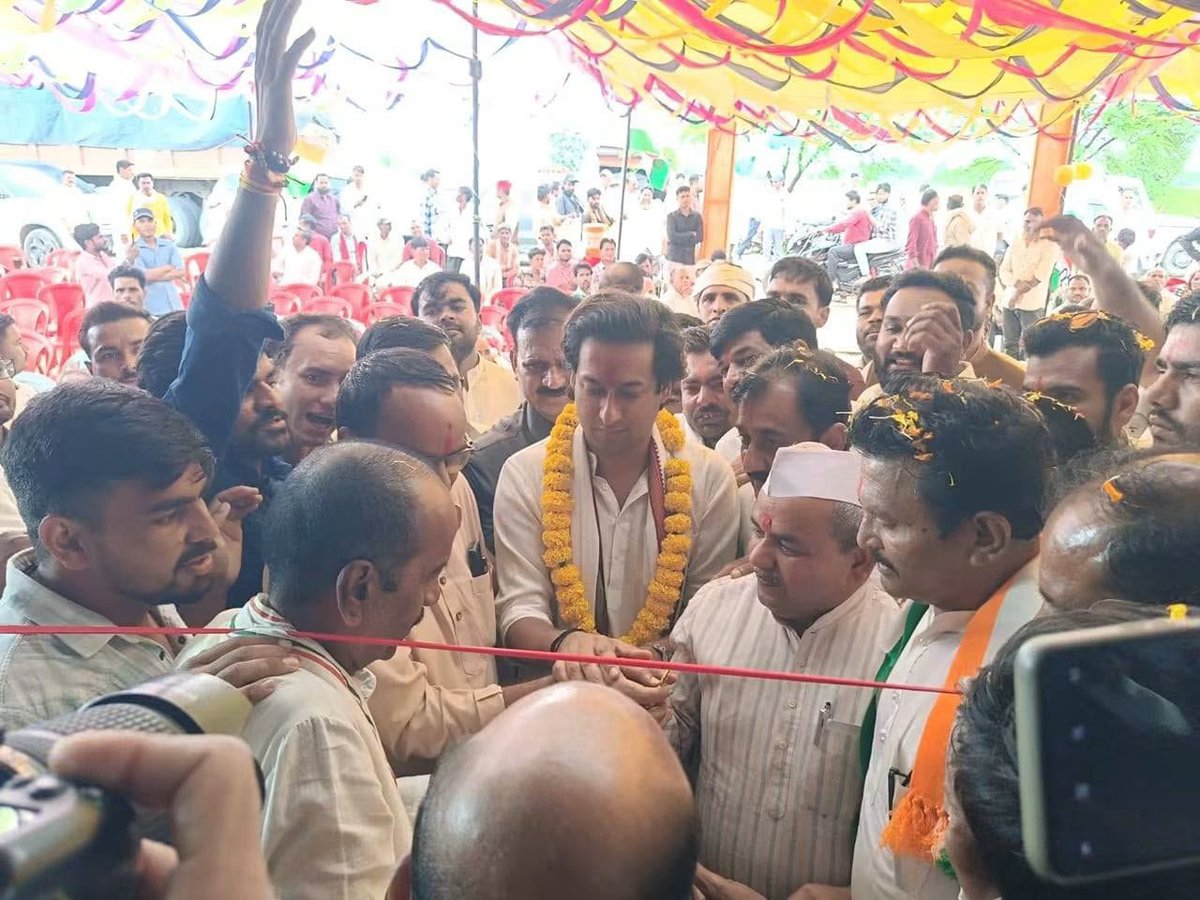 JVSinghINC's tweet photo. आज विदिशा जिले के लटेरी में ब्लॉक कांग्रेस कमेटी कार्यालय का विधिवत फीता काटकर उद्घाटन किया।
इस अवसर पर सेवादल मध्यप्रदेश अध्यक्ष श्री अवनीश भार्गव जी, जिला कांग्रेस कमेटी अध्यक्ष श्री मोहित रघुवंशी जी, लटेरी ब्लॉक कांग्रेस कमेटी अध्यक्ष श्री सुनील जैन जी सहित बड़ी संख्या में कांग्रेसजन एवं आम नागरिकों की गरिमामयी उपस्थिति रही।
मुझे पूर्ण विश्वास है कि यह नवीन कार्यालय कांग्रेस की संगठनात्मक गतिविधियों को गति देने, कांग्रेस की विचारधारा को जन-जन तक पहुंचाने तथा आम नागरिकों की समस्याओं के समाधान में एक सशक्त सहायता केंद्र के रूप में कार्य करेगा।
जय कांग्रेस, जय संविधान।
@INCIndia @INCMP @OfficeOfDVS @jitupatwari @UmangSinghar @Barmer_Harish