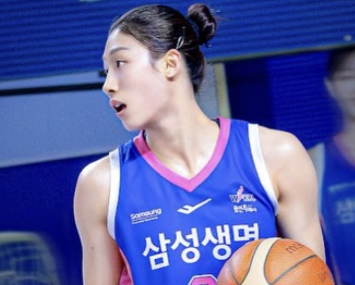 sakinodiary's tweet photo. 이해란 < 이 깜찍이 장신농구천재에이스여성 존나신경쓰이는데우캄
너무 우리 김연경언니상이라 확신의 고참일 줄 알았는데 03년생이래... 또 가슴 막 뛰네 https://t.co/iUprfPiGz6