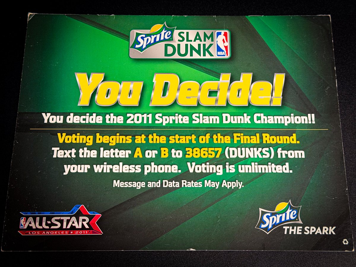 MKT594's tweet photo. ドワイトがダンク決めたあと、2011年NBAオールスターのダンクコンテスト10点ボードを掲げてたらニコラス武さんが

"That's a 10"

と僕を指差してくれて、それに気づいたドワイトがこっちに来てくれて一緒にワイワイやってくれました！

Thank you Dwight!

ドワイトからは今日はサイン貰いそびれたんですが、10点ボードには9年前ドワイトに貰ったサインが既に入ってたのでワイワイやってくれただけで十分すぎますね！