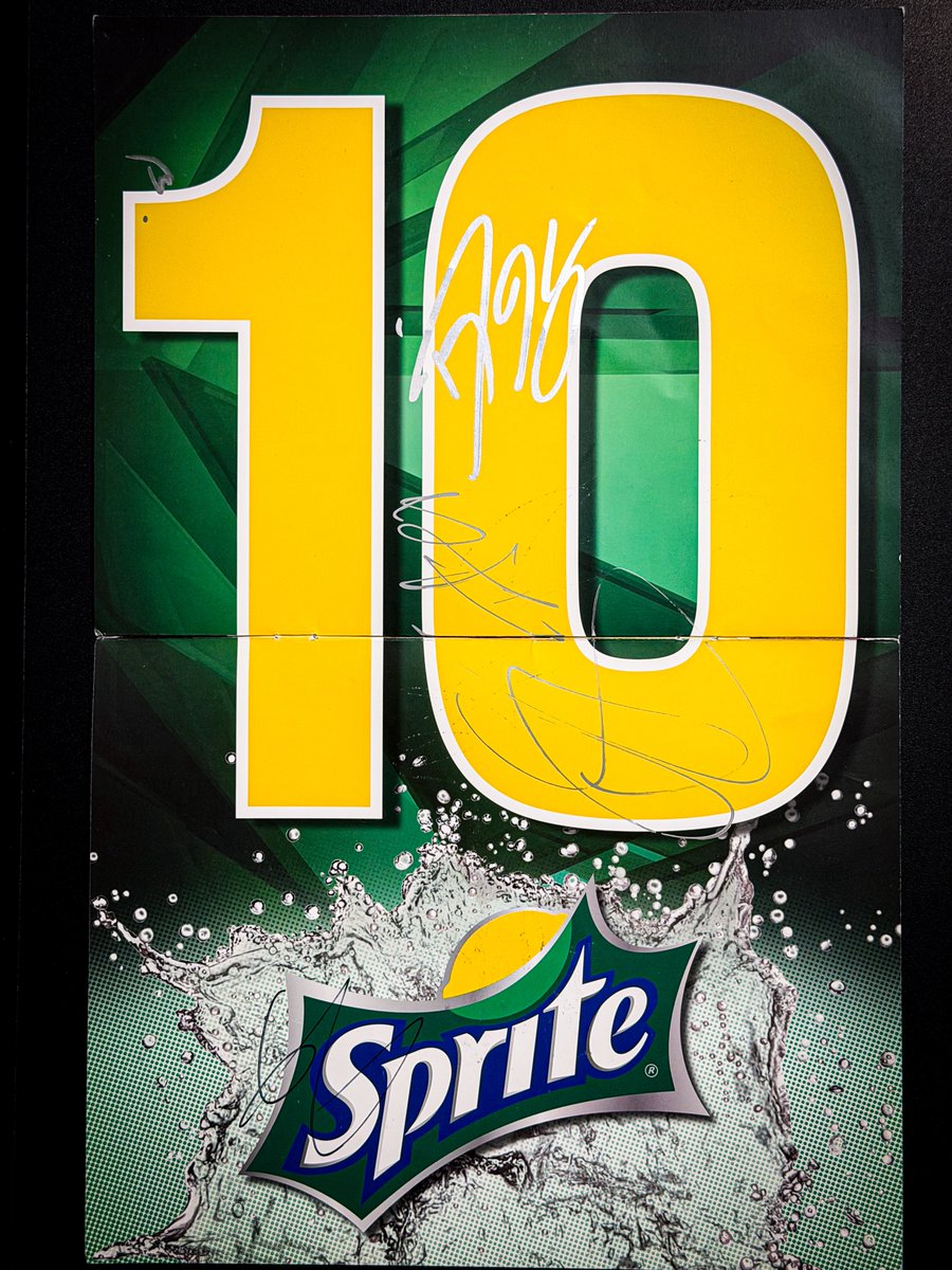 MKT594's tweet photo. ドワイトがダンク決めたあと、2011年NBAオールスターのダンクコンテスト10点ボードを掲げてたらニコラス武さんが

"That's a 10"

と僕を指差してくれて、それに気づいたドワイトがこっちに来てくれて一緒にワイワイやってくれました！

Thank you Dwight!

ドワイトからは今日はサイン貰いそびれたんですが、10点ボードには9年前ドワイトに貰ったサインが既に入ってたのでワイワイやってくれただけで十分すぎますね！
