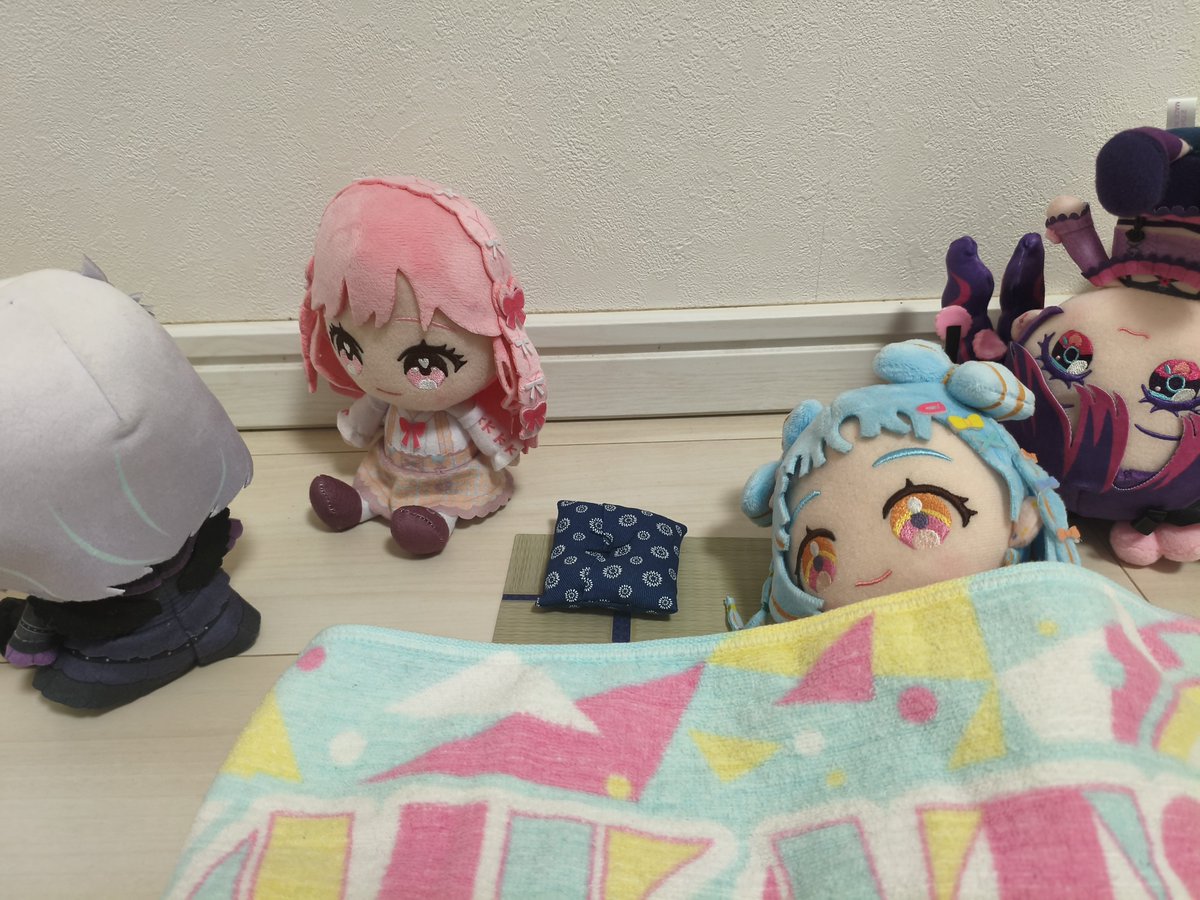 antiny__'s tweet photo. 「今日は疲れたねえ」「早めに寝ようか」
「もしもし、デミカのオフラインダウンロード期限があと4日になりましたﾖｯ」https://t.co/vYPU976k6s
「あっやばっ」「お姉さ〜ん！」 https://t.co/fm3V4jUpQk