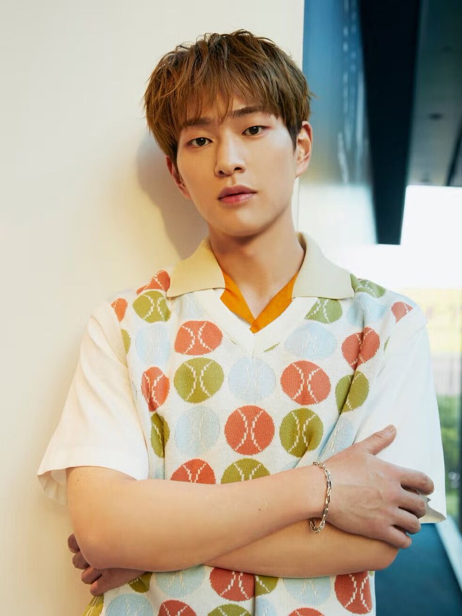 ellejapan's tweet photo. 「カバー曲を歌うことによって『僕はこんな歌も歌えるんだ、ならもっと多くのことをやってみよう』という気持ちになる」

「#Venue101」に #ONEW が登場🎤✨　2022年のインタビューでは、カバーアルバムの制作舞台裏や日本での活動について語ってくれた。

▼記事はこちら
https://t.co/onU2Xx0mFV https://t.co/xUx0lOU45x