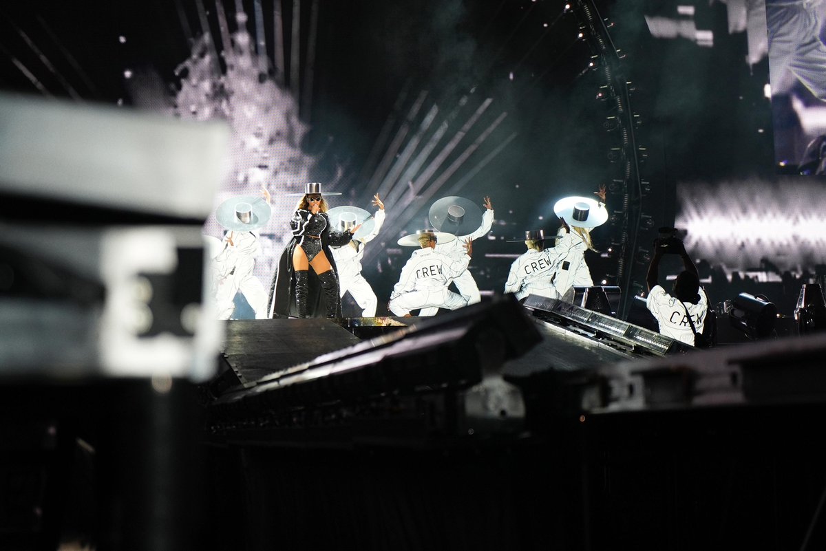 Senysara1's tweet photo. Renaissance World Tour - Warsaw Night 2 | 4K https://t.co/nN4MzW5VQk