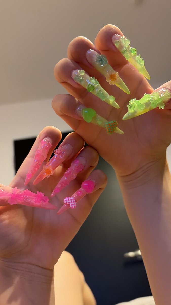tjsscm's tweet photo. セルフネイラーでござる💅🏻💟
キャラネイルとデコ電が趣味で、いつか仲良くなったff様とアフヌンやちい活して推しのデコ電とかネイルチップ作ってあげたいwww https://t.co/sPkUiEaqk0