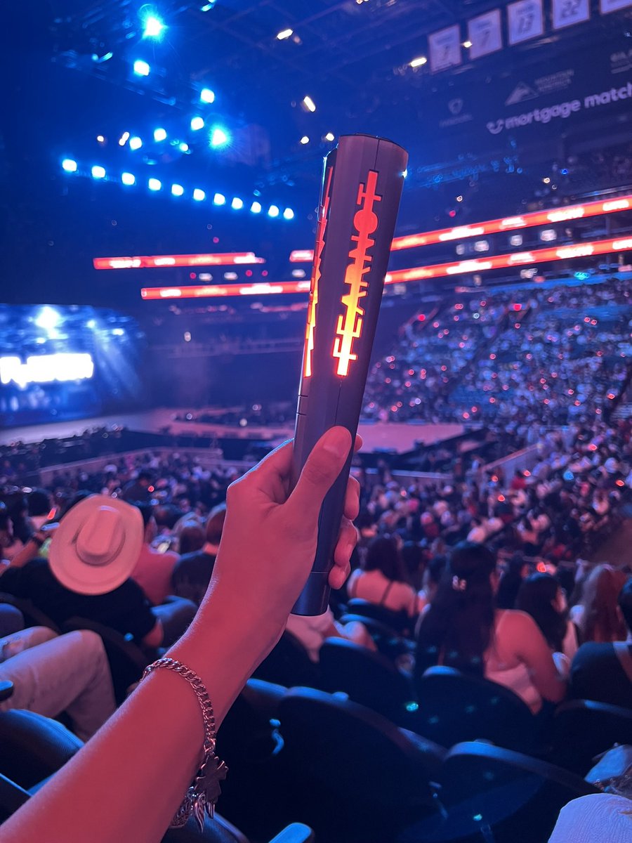 SpydrW3bz's tweet photo. Went to my first Kpop concert last night and had the most incredible night. Kpop fans are genuinely the sweetest people ever! Got a lot of freebies β€οΈ LE SSERAFIM were amazing as well!
#LE_SSERAFIM #PUREFLOW
#PUREFLOW_IN_PHOENIX https://t.co/z4AUufMZbL