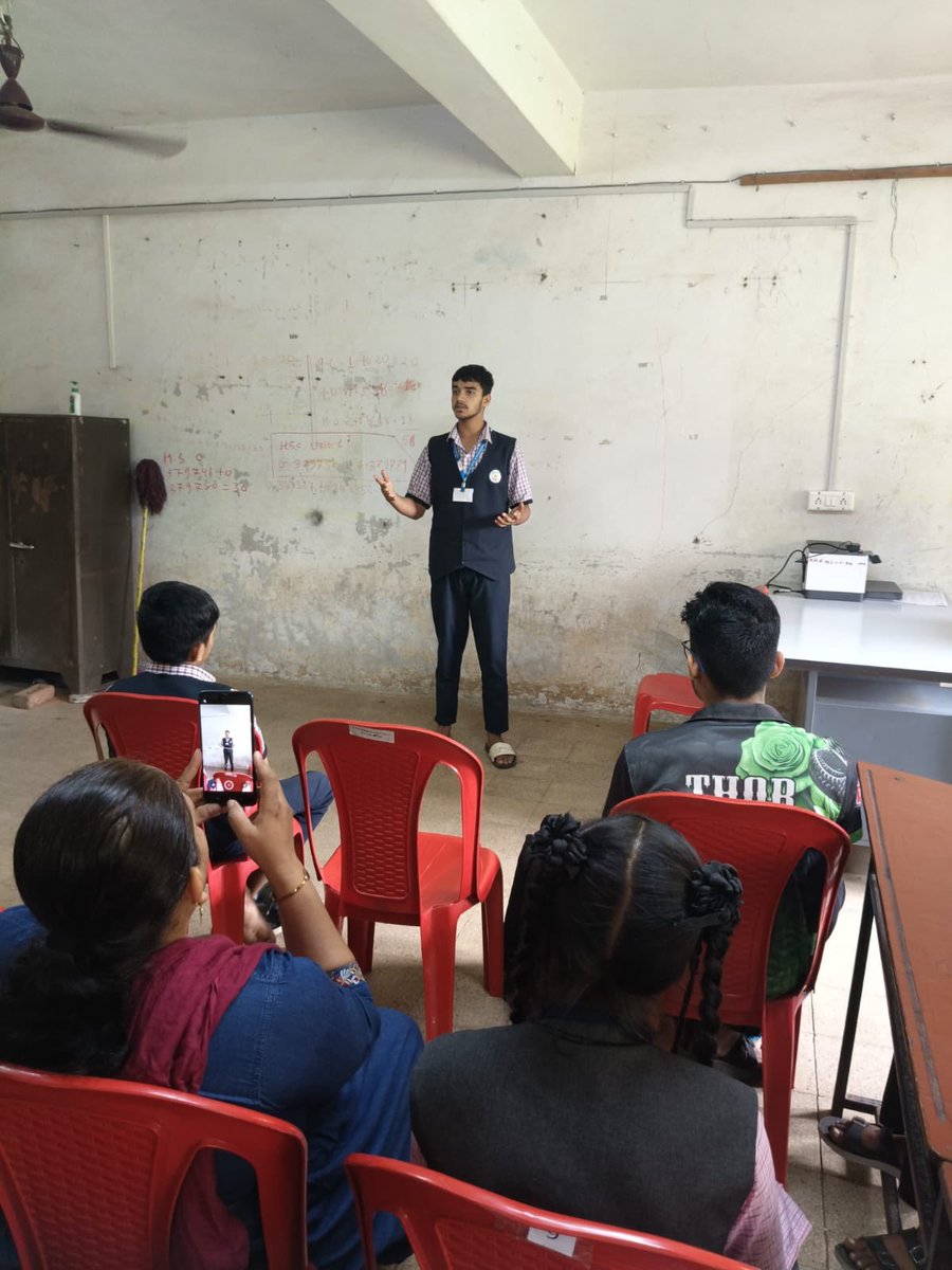 DEO_Valsad_Edu's tweet photo. 🌟 સેવા સંકલ્પ અભિયાન અંતર્ગત SVS તાલુકા કક્ષાની ચિત્ર તથા વક્તૃત્વ સ્પર્ધાઓ યોજાઈ.
🎨🎤 વિદ્યાર્થીઓએ ઉત્સાહપૂર્વક ભાગ લીધો.
#SVS #SevaSankalpAbhiyan #Valsad #ViksitBharat2047 https://t.co/8FjYVx0zmD