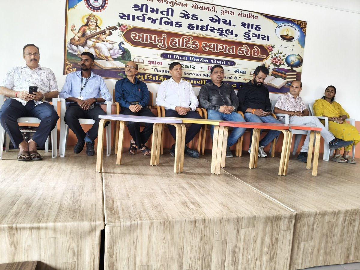 DEO_Valsad_Edu's tweet photo. 🌟 સેવા સંકલ્પ અભિયાન અંતર્ગત SVS તાલુકા કક્ષાની ચિત્ર તથા વક્તૃત્વ સ્પર્ધાઓ યોજાઈ.
🎨🎤 વિદ્યાર્થીઓએ ઉત્સાહપૂર્વક ભાગ લીધો.
#SVS #SevaSankalpAbhiyan #Valsad #ViksitBharat2047 https://t.co/8FjYVx0zmD