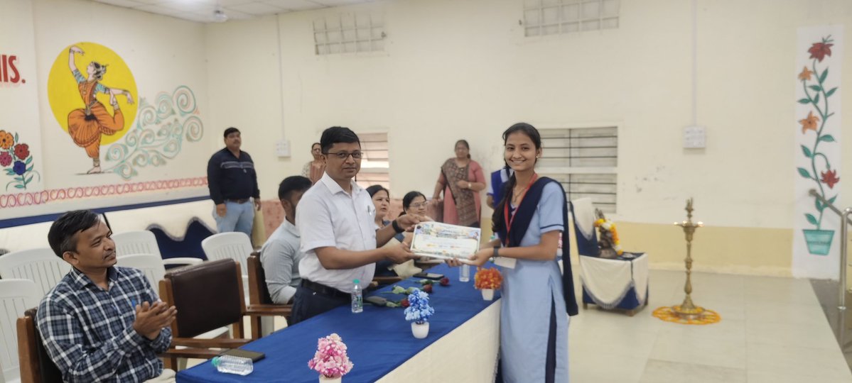 DEO_Valsad_Edu's tweet photo. 🌟 સેવા સંકલ્પ અભિયાન અંતર્ગત SVS તાલુકા કક્ષાની ચિત્ર તથા વક્તૃત્વ સ્પર્ધાઓ યોજાઈ.
🎨🎤 વિદ્યાર્થીઓએ ઉત્સાહપૂર્વક ભાગ લીધો.
#SVS #SevaSankalpAbhiyan #Valsad #ViksitBharat2047 https://t.co/8FjYVx0zmD