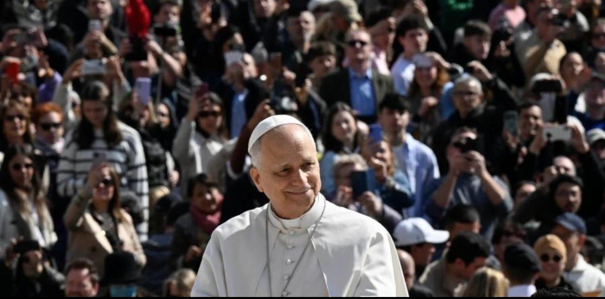 studiobellucia's tweet photo. In Paris today, surrounded by thousands of faithful for Pope Leo XIV. 🇫🇷🙏
A powerful moment of hope, peace and unity. 🕊️
May faith and love continue to bring us together.

#PopeLeoXIV #Paris #CatholicFaith #Hope #Peace https://t.co/JIufkpwjjc