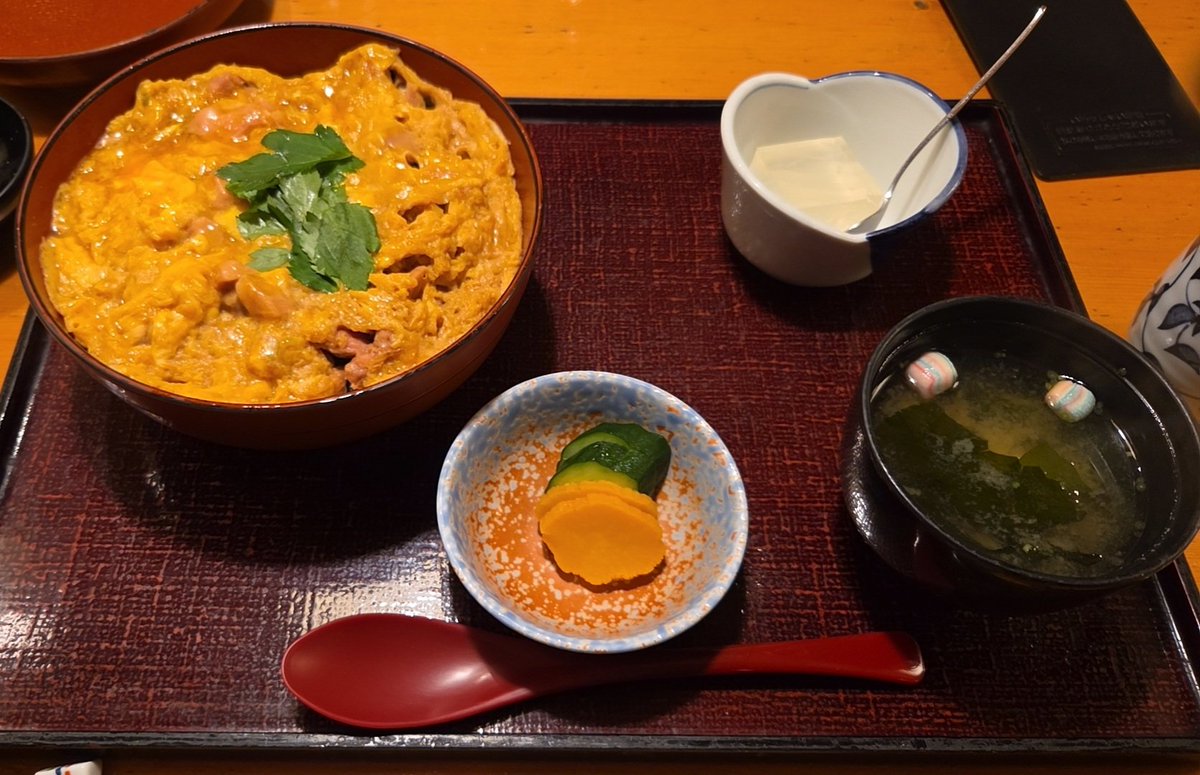 karahanami's tweet photo. お昼は親子丼。ここ来たの15年ぶりくらい😳前は平日限定でデザートも無かった気がするんだけど、檸檬ゼリー美味しかった✨️親子丼は出汁濃いめ甘め、玉ねぎは無し、ご飯との間に刻み海苔敷いてて良い風味で美味しかったです💖寒くなったらうどんすきも食べてみたい✨️ https://t.co/13EwJXHDBM