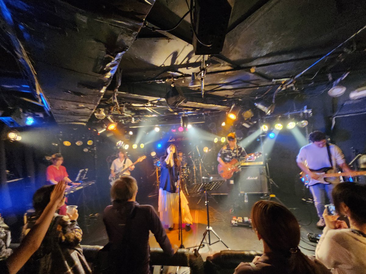 crazy_act's tweet photo. 2週続けての渋谷LA.MAMA。ヒカルくんの勇姿を観てきました。めちゃギター上手くなってたので、これから少し距離を置こうかと思います。MNGしたというギターのインレイがどツボでかっこ良かったな～。
偶然にもカズッティに遭遇して、世間は狭いもんだなと思う秋雨の夜。 https://t.co/dvYtySZBQq