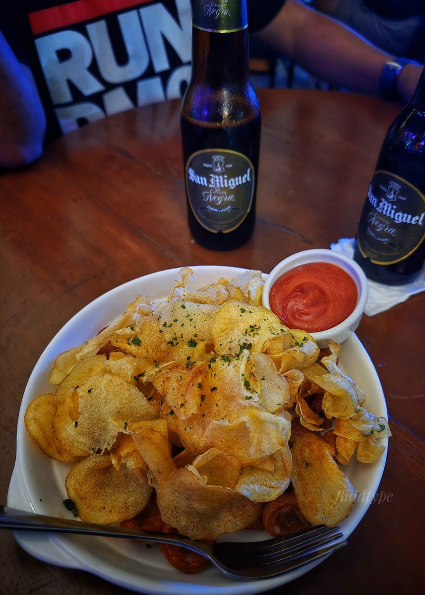 fluidtype's tweet photo. Calamari, sausage &amp; chips, and Cerveza Negra. 

Oh right, and friends too. https://t.co/Hr5yEKPh33