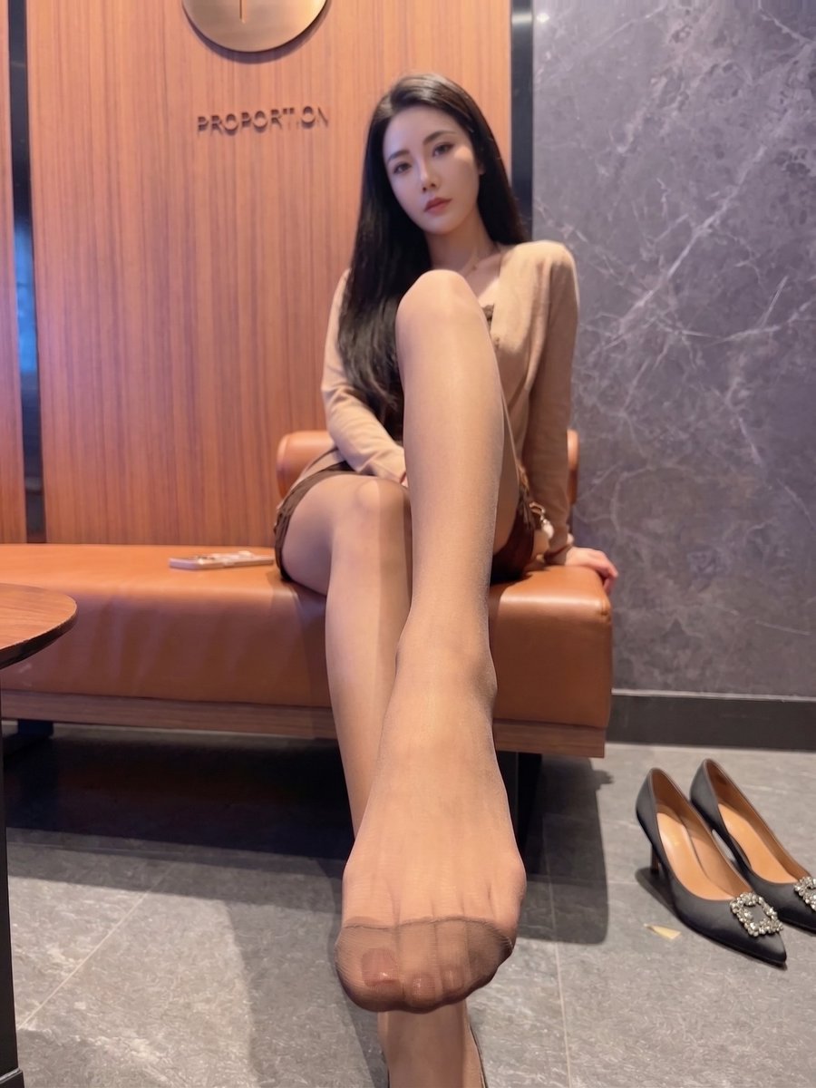 moonalsultan11's tweet photo. 白天在科室穿白大褂扣得严严实实，下班换上黑丝高跟鞋去逛街。同事问我是不是去兼职，笑死，女医生就不能有审美吗 https://t.co/4l8MNt7dUN