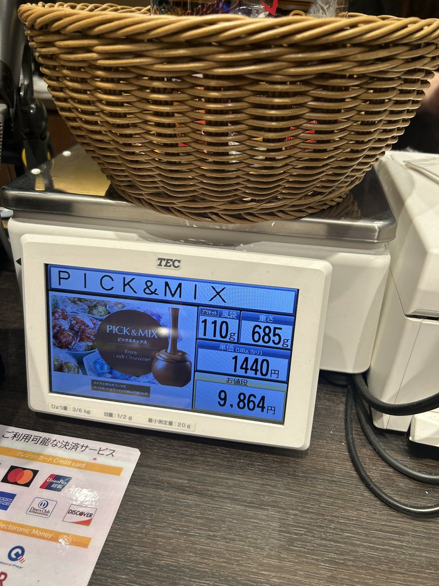 loveoswald_d's tweet photo. リンツの詰め放題に初挑戦。
ギリ一万円分行かなかった…
リンドール入れなければ、もっと詰められると思うけど、やっぱリンドールは欲しいからね。
お得なことには違いないので満足！ https://t.co/1rJZ141qJ5