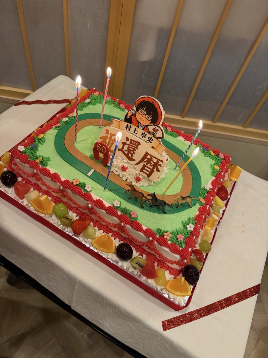 muramura92111's tweet photo. 還暦当日は妻とひっそり過ごすと思い込んでいたのですが…まさかのサプライズパーティーが⁉️しかも４０名を超える友人が駆けつけてくれる幸せなひとときに😭

そして、日中を通して止まない"お祝いコメント"にも心から感謝🙏

仲間に恵まれて60歳まで生きてきました❣️引き続き、お付き合い下さい🙇‍♀️ https://t.co/5vx12GrcWI