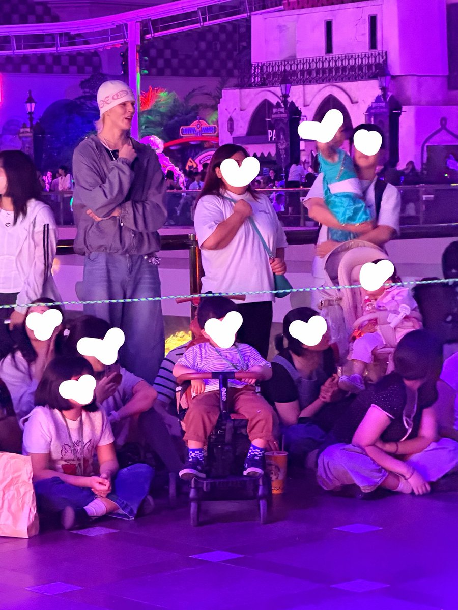 iluveunsisters's tweet photo. #니키 라고 알려주신분👍
그냥 훤칠해서 찍었는데..😂
공연은 안하셨음 왜죠왜죠 https://t.co/2Jz9pwiHbs