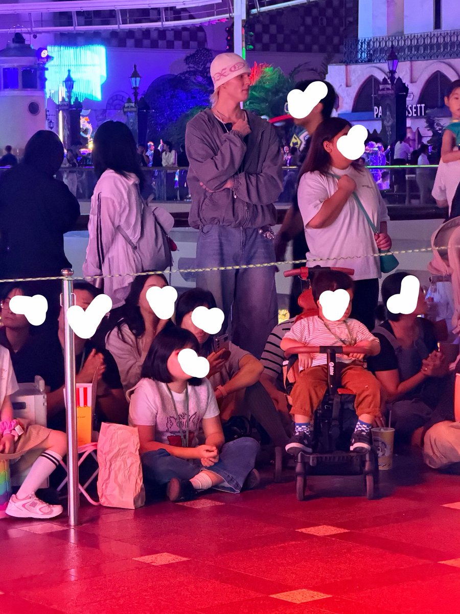 iluveunsisters's tweet photo. #니키 라고 알려주신분👍
그냥 훤칠해서 찍었는데..😂
공연은 안하셨음 왜죠왜죠 https://t.co/2Jz9pwiHbs