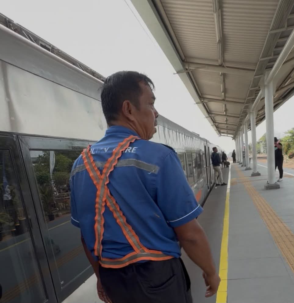 keluhkesahkonoh's tweet photo. Hari ini kamera aku jatuh di peron kereta pas di Stasiun Cikampek. Kebetulan keretanya lagi berhenti cukup lama, dan aku dibantuin sama bapak porter ini.

Do your magic, guys 🥹 Aku mau kirimin bapaknya sepatu sebagai ucapan terima kasih karena tadi aku sempat panik, ngeblank, dan nggak tahu harus ngapain.

Maaf kalau tadi aku merepotkan, semuanya juga nggak sengaja 🥹