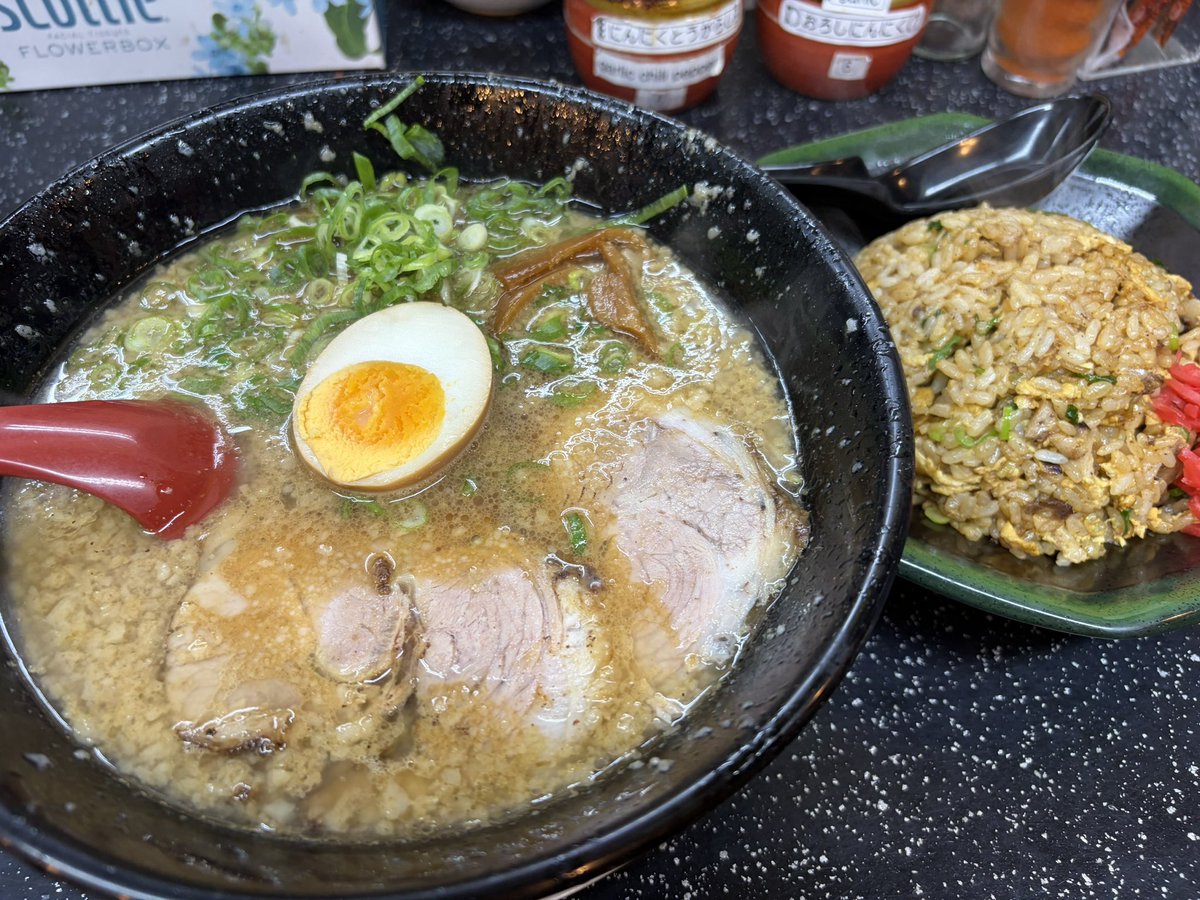 jasilupo's tweet photo. 京都ラーメン研究所
しょうゆとんこつラーメン＋チャーハン

初訪問
豚骨、醤油、背脂の旨みがバランスよく効いてて程よくパンチのあるスープが美味い！
チャーハンも少し濃いめの味付けで美味かった！

今年164杯目のラーメン https://t.co/N0S7zX7ikc