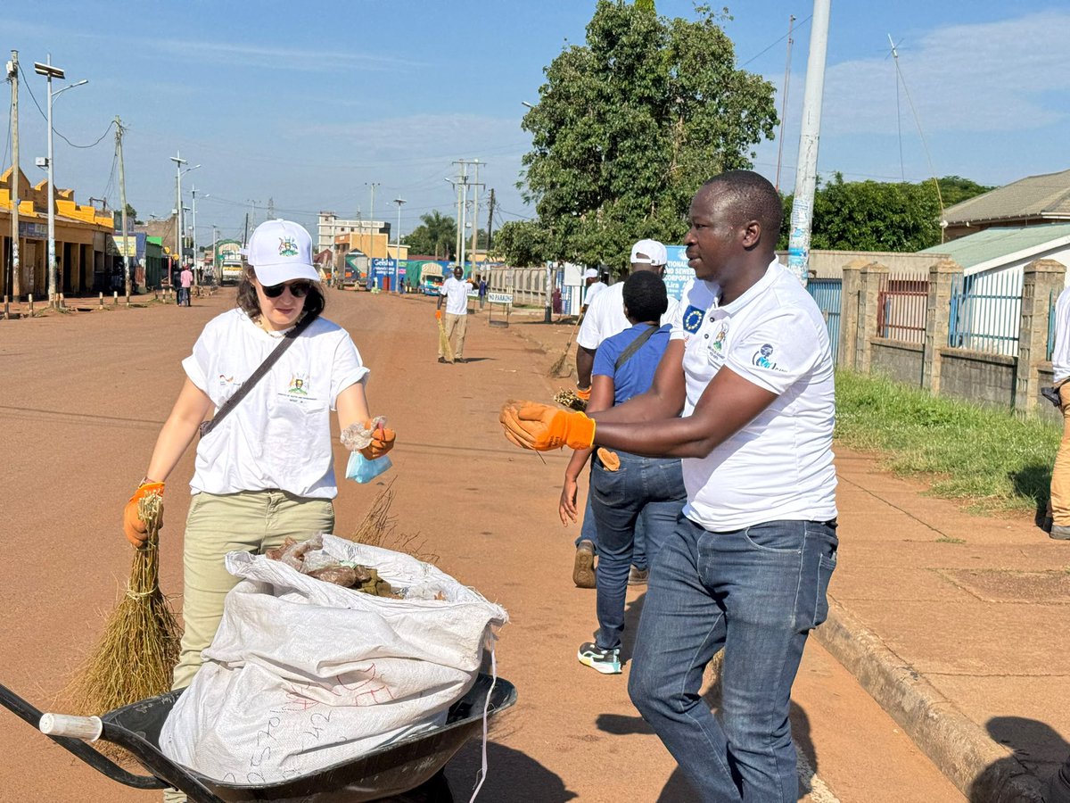 min_waterUg's tweet photo. #MWEworks: @min_waterUg - Northern Region Officials together with a Delegation from @KfW who are on a Monitoring Mission in the Region joined the cleaning exercise in Lira City.
#NationalCleaningDay

@UgandaMediaCent @GCICUganda https://t.co/GsucAIlZcD