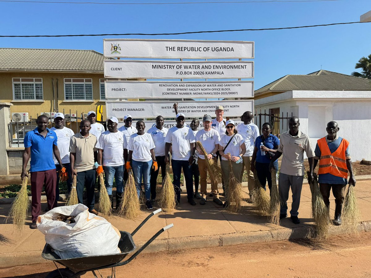 min_waterUg's tweet photo. #MWEworks: @min_waterUg - Northern Region Officials together with a Delegation from @KfW who are on a Monitoring Mission in the Region joined the cleaning exercise in Lira City.
#NationalCleaningDay

@UgandaMediaCent @GCICUganda https://t.co/GsucAIlZcD