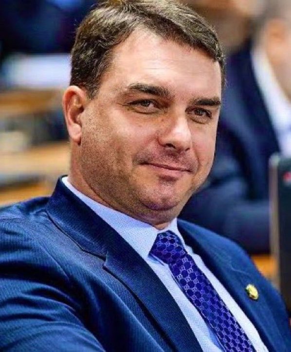 NewsLiberdade's tweet photo. 🚨URGENTE - Flávio pede prisão de funcionário do Planalto por caso sobre Nossa Senhora https://t.co/dtjX0CAoye