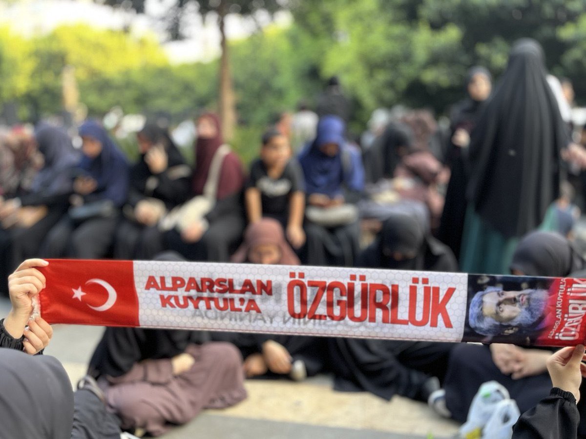 hilalisci_3's tweet photo. Yine #AdanaEmniyeti yine abluka!

Çünkü polis devletinde yaşıyoruz!

Basın açıklaması bitti dağılalım diyoruz, izin vermiyor ‼️ Basın açıklaması suç değil ama sonrasında namaza gitmek suç anlaşılan!

O zaman biz de #AdanaEmniyeti teşvikiyle oturma eylemi yaparız :)

PolisAblukası
Polis DevletiIstemiyoruz